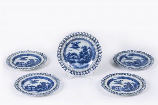10164 - Late 18th Century English Set of Five Blue and White Porcelain Plates