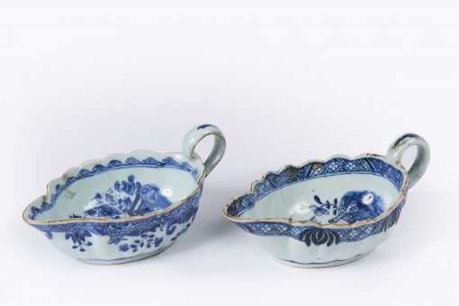 10172 - Late 17th Century Kangxi, Qing Dynasty Pair of Nanjing Porcelain Sauce Boats