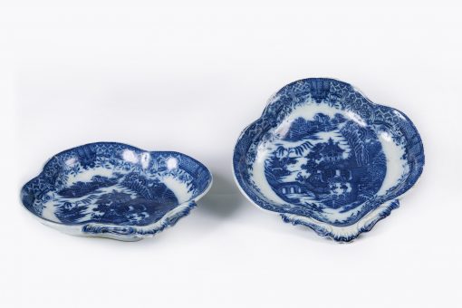 10162 - Early 19th Century English Pair of Blue and White Porcelain Willow Pattern Heart Shaped Dishes