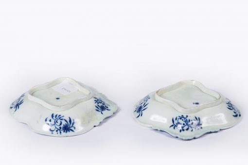 10162 - Early 19th Century English Pair of Blue and White Porcelain Willow Pattern Heart Shaped Dishes